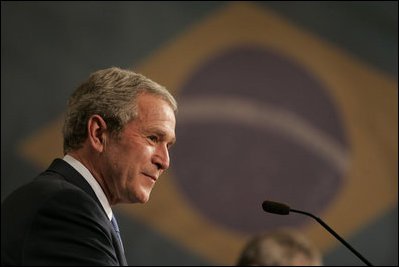 El Presidente George W. Bush sonríe mientras escucha la respuesta del Presidente de Brasil Luiz Inácio Lula da Silva, el viernes 9 de marzo de 2007, durante una sesión conjunta con la prensa en São Paulo. El Presidente Lula dijo: “El memorando de entendimiento sobre biocombustibles que nuestros ministros firmaron hoy es un paso decisivo… Al unir esfuerzos, Estados Unidos y Brasil pueden promover más la democratización de la energía y llevar biocombustibles a todos”. Foto de Paul Morse de la Casa Blanca 