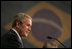 El Presidente George W. Bush sonríe mientras escucha la respuesta del Presidente de Brasil Luiz Inácio Lula da Silva, el viernes 9 de marzo de 2007, durante una sesión conjunta con la prensa en São Paulo. El Presidente Lula dijo: “El memorando de entendimiento sobre biocombustibles que nuestros ministros firmaron hoy es un paso decisivo… Al unir esfuerzos, Estados Unidos y Brasil pueden promover más la democratización de la energía y llevar biocombustibles a todos”. Foto de Paul Morse de la Casa Blanca 