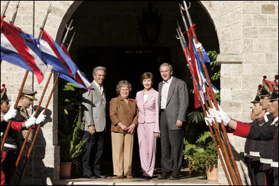 El Presidente George W. Bush y la señora Laura Bush posan el sábado, 10 de marzo de 2007, con el Presidente Tabaré Vázquez de Uruguay y su esposa, la señora María Auxiliadora Delgado de Vázquez en la Estancia Anchorena. El Presidente y la señora Bush pasarán la noche cerca, en Montevideo, antes de continuar viaje a Colombia para la tercera escala de su gira a cinco países de América Latina. Foto de Paul Morse de la Casa Blanca 