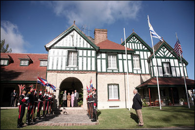 El Presidente George W. Bush y la señora Laura Bush reciben la bienvenida del Presidente Tabaré Vázquez de Uruguay y la señora María Auxiliadora Delgado de Vázquez, el sábado, 10 de marzo de 2007, a la casa principal de la Estancia Anchorena. El Presidente y la señora Bush están en Uruguay en una visita de dos días antes de seguir camino a Colombia. Foto de Paul Morse de la Casa Blanca