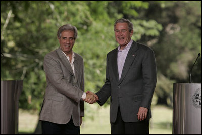 El Presidente George W. Bush y el Presidente Tabaré Vázquez se dan la mano tras una sesión conjunta de prensa el sábado, 10 de marzo de 2007, en la Estancia Anchorena. El Presidente Bush prometió trabajar arduamente a favor de una ley de inmigración compasiva y racional, "que respete las leyes, pero que también respete las grandes tradiciones de Estados Unidos, la tradición de una sociedad acogedora..." Foto de Paul Morse de la Casa Blanca 