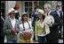 El Presidente George W. Bush acompaña a cultivadores de café el domingo, 11 de marzo de 2007 durante su visita al Palacio Presidencial en Bogotá, Colombia.Foto de Eric Draper de la Casa Blanca.