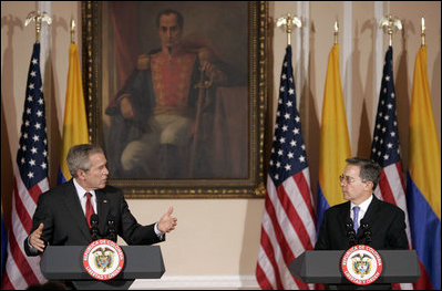 El Presidente George W. Bush y el Presidente Álvaro Uribe se dirigen a la prensa el domingo, 11 de marzo de 2007 en Bogotá, Colombia. Foto de Paul Morse de la Casa Blanca.