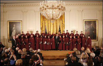 En las palabras del Presidente George W. Bush, el Coro de la Catedral de San Patricio, de la Arquidiócesis de Nueva York, llenó el East Room de la Casa Blanca con "la alegría de sus voces" durante el Día Nacional de Oración, celebrado el pasado 1ro de mayo de 2008.