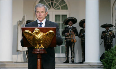 El Presidente George W. Bush le da la bienvenida a más de 200 invitados que asistieron a la cena que él y la Primera Dama ofrecieron en celebración del Cinco de Mayo. El entretenimineto de la noche estuvo a cargo de la banda de mariachis Campanas de América, desde San Antonio, Texas, y la cantante española Shaila Dúrcal.