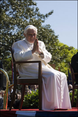 Papa Benedicto XVI se dirige a un grupo de los invitados congregados para la ceremonia de bienvenida. El Santo Padre terminó su elocución con las siguientes palabras: "Señor Presidente, queridos amigos: al comenzar mi visita en los Estados Unidos, deseo expresar una vez más mi gratitud por su invitación, mi alegría por encontrarme entre vosotros y mi oración ferviente para que Dios Omnipotente fortalezca a esta Nación y a su pueblo en el camino de la justicia, la prosperidad y la paz. Que Dios bendiga a América!"