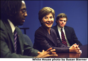 Laura Bush watches students and teachers in a Teach for America classroom at Greenville High School in Greenville, Ms. 