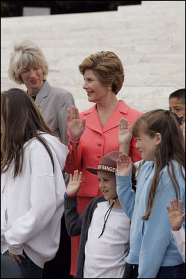 Laura Bush and Interior Secretary Gale Norton joins Guilford Elementary School students in taking the Junior Ranger pledge from National Park Service Director Fran Mainella during during an event at the Thomas Jefferson Memorial in Washington, D.C., April 21, 2005.