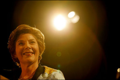 Laura Bush delivers remarks during her visit to Chipman Middle School in Alameda, Calif., April 28, 2005.