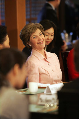 Laura Bush sits with women leaders during a discussion Saturday, Nov. 19, 2005, at the Dong Nae Byel Jang Restaurant in Busan, Korea.