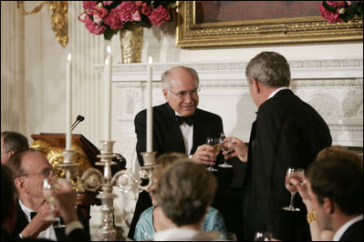 President George W. Bush and Prime Minister John Howard of Australia exchange toasts during an official dinner in the State Dining Room Tuesday, May 16, 2006.