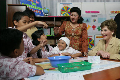 Mrs. Laura Bush talks with students at Papandaya Public Elementary School in Bogor Palace, Indonesia, Monday, Nov. 20, 2006.