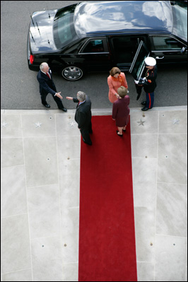 President George W. Bush and Laura Bush welcome Their Majesties King Carl XVI Gustaf and Queen Silvia of Sweden to the White House Monday, Oct. 23, 2006.