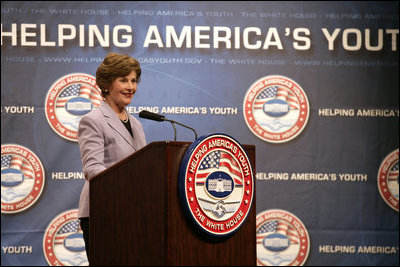 Laura Bush visits Washington Middle School in Washington, D.C. with actress Emma Roberts, Tuesday, May 29, 2007.