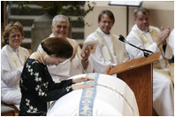 Lynda Bird Johnson Robb, pauses at the casket of her mother, former first lady Lady Bird Johnson, following her remarks on the life of her mother Saturday, July 14, 2007, at the Riverbend Centre in Austin, Texas.