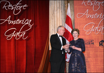 Mrs. Laura Bush is presented with an award by Dick Moe, president of the National Trust for Historic Preservation, Tuesday evening, June 12, 2007 in Washington, D.C., in recognition of Mrs. Bush's sustained commitment and contributions to the preservation of America's heritage.