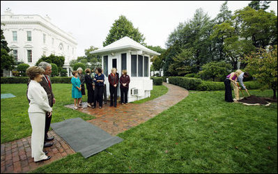 President George W. Bush and Mrs. Laura Bush watch their daughter Jenna Hager and son-in-law Henry Hager plant a Cherokee Princess Dogwood during a commemorative tree planting ceremony Saturday, Sept. 27, 2008, on the South Lawn of the White House.