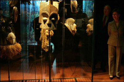 Mrs. Laura Bush visits the Musee Du Quai Branly in Paris Monday, Jan. 15, 2007. 