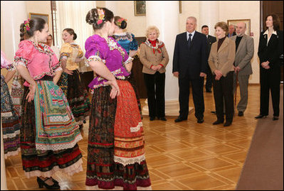 Mrs. Laura Bush and Mrs. Kateryna Yushchenko, wife of Ukraine President Viktor Yushchenko, enjoy tea Tuesday, April 1, 2008, after ceremonies welcoming Mrs. Bush and President George W. Bush to Kyiv.