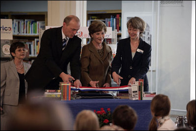 Mrs. Laura Bush participates in a ribbon-cutting Wednesday, June 6, 2007, at the Schwerin City Library in Schwerin, Germany. Joining her are Norbert Claussen, Lord Mayor of Schwerin, and Heidrun Hamann, the Director of the library.