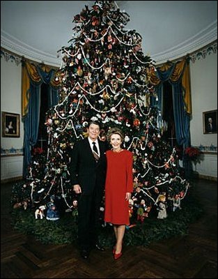 The 1986 Reagan tree featured decorations based on the theme, Mother Goose Christmas. The trimmings included wooden gingerbread cookie ornaments, state balls, Christmas card ornaments, soft sculpture miniature geese and a soft sculpture angel on top. At the base of the tree were 15 soft sculpture scenes of characters from Mother Goose rhymes.