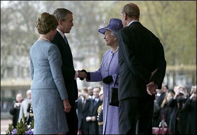 Arriving for the official ceremonial welcome for America's State Visit, President George W. Bush and Laura Bush are greeted by Her Majesty Queen Elizabeth and Prince Philip, Duke of Edinburgh, at Buckingham Palace in London Wednesday, Nov. 19, 2003. White House photo by Eric Draper