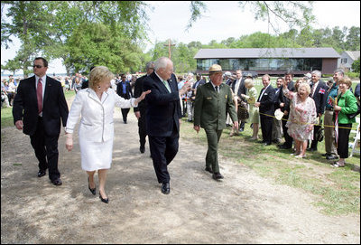 Vice President Dick Cheney and Mrs. Lynne Cheney waive to onlookers gathered during 400th anniversary celebrations at Jamestown Settlement in Williamsburg, Virginia Friday, May 4, 2007. White House photo by David Bohrer