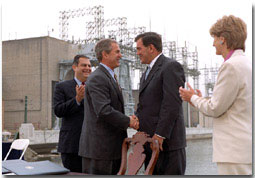 President George Bush shakes hands with Gov. Tom Ridge after signing two executive orders Friday, May 18, in Pennsylvania. Secretary of Energy Spencer Abraham and Secretary of the Interior Gale Norton are at left and right.
WHITE HOUSE PHOTO BY ERIC DRAPER