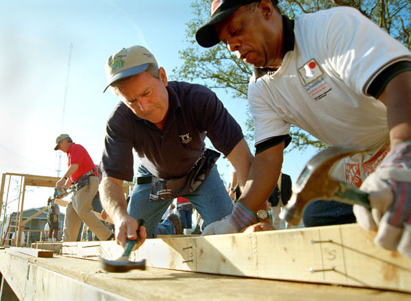 President George W. Bush works on a Habitat For Humanity house in Tampa, Fl., Tuesday, June 5. WHITE HOUSE PHOTO BY ERIC DRAPER