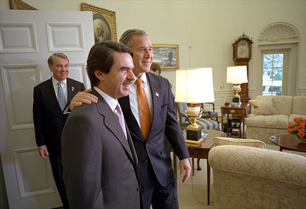 President George W. Bush welcomes the President of Spain Jose Maria Aznar to the Oval Office Nov. 28. "Recently, Spain has arrested al Qaeda members and has shared information about those al Qaeda members," said President Bush in his remarks to the media. "And for that, Mr. President, the American people are very grateful." White House photo by Eric Draper.