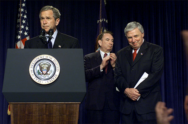 President George W. Bush announces the new director of the National Cancer Institute Dr. Andrew von Eschenbach (right) as Secretary of Health and Human Services Tommy Thompson applauds. White House photo by Moreen Ishikawa.