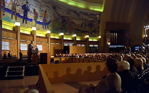 President George W. Bush delivers remarks on Iraq at the Cincinnati Museum Center in Cincinnati, Ohio, Monday night, Oct. 7, 2002. White House photo by Eric Draper.