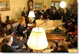 President George W. Bush and President Jose Aznar of Spain make a joint statement to the media in the Oval Office Wednesday, Dec. 18.  White House photo by Tina Hager