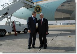 President George W. Bush greets Freedom Corps volunteer Robert Langley in Marietta, Ga., Thursday, Feb. 20, 2003.   White House photo by Eric Draper