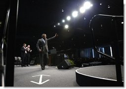 President George W. Bush waves to the crowd after addressing the Biotechnology Industry Organization 2003 Annual Convention in Washington, D.C., Monday, June 23, 2003.  White House photo by Eric Draper