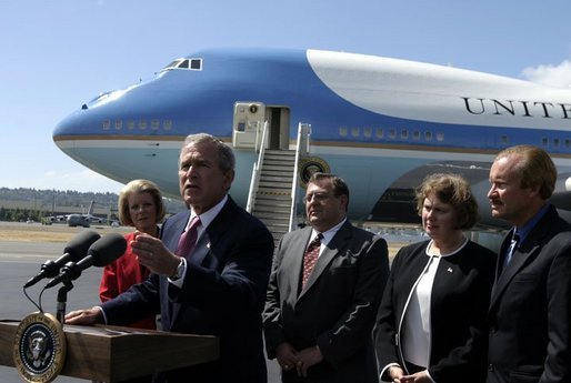 President George W. Bush talks with the media after stopping in Seattle, Wash., Friday, August 22, 2003. President Bush discussed a range of issues including his tax plan, the fires in Oregon, Iraq, and the Middle East. White House photo by Paul Morse.