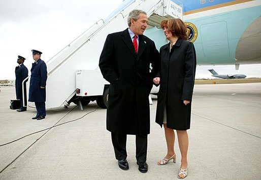 President George W. Bush talks with USA Freedom Corps greeter Gloria Grandone after arriving in Appleton, Wis., Tuesday, March 30, 2004. President Bush traveled to Wisconsin to discuss his plan to strengthen the economy and help small businesses create jobs. White House photo by Eric Draper