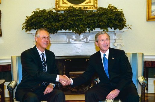 President George W. Bush welcomes Prime Minister Goh Chok Tong of Singapore to the Oval Office Wednesday, May 5, 2004. White House photo by Eric Draper