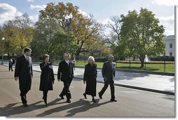 Mrs. Laura Bush walks along Pennsylvania Avenue.