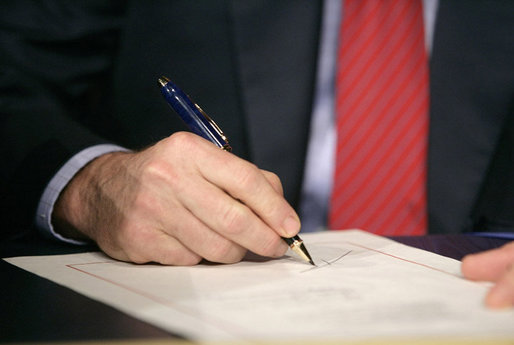 President George W. Bush signs H.R. 6, The Energy Policy Act of 2005 at Sandia National Laboratory in Albuquerque, New Mexico, Monday, Aug. 8, 2005. White House photo by Eric Draper