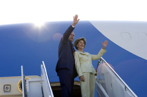 President George W. Bush waves upon his departure from Waco, Texas, en route Salt Lake City, Utah, to address the Veterans of Foreign Wars national convention August, 22, 2005. White House photo by Paul Morse