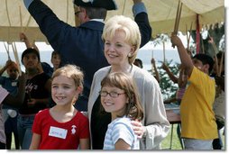 Lynne Cheney poses for photos with children at George Washington's Mount Vernon Estate, Friday, Sept. 16, 2005 in Mount Vernon, Va., during the Constitution Day 2005: Telling America's Story event. White House photo by Shealah Craighead