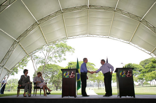 President George W. Bush and Brazil President Luiz Inacio Lula da Silva exchange handshakes Saturday, Nov. 6, 2005, after they delivered joint statements at the Brazil President's home, Granja do Torto. White House photo by Paul Morse