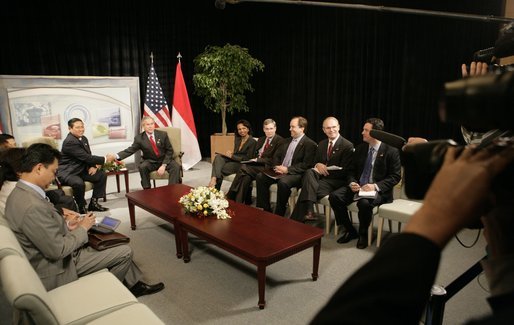 President George W. Bush shakes hands with Indonesia President Susilo Bambang Yudhoyono during their meeting Saturday, Nov. 19, 2005, at the Chosun Westin Hotel in Busan, Korea. White House photo by Eric Draper