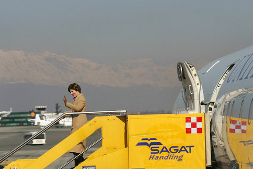 Laura Bush waves upon her arrival in Turin, Italy, Friday, Feb. 10, 2006 for the 2006 Winter Olympics Opening Ceremony. White House photo by Shealah Craighead