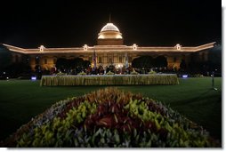 President and Mrs. Bush are guests of honor at the State Dinner Thursday, March 2, 2006, at Rashtrapati Bhavan in New Delhi.  White House photo by Eric Draper