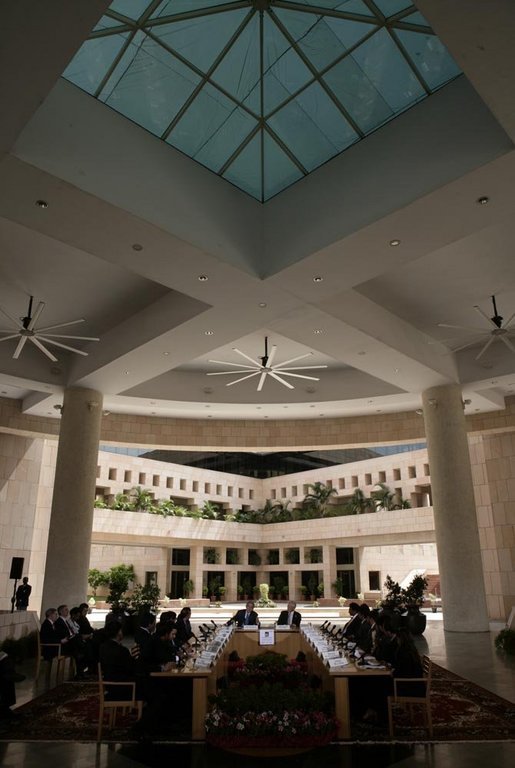 President George W. Bush meets with a young entrepreneurs Friday, March 3, 2006, at the Indian School of Business Learning Resource Center in Hyderabad, India. White House photo by Eric Draper