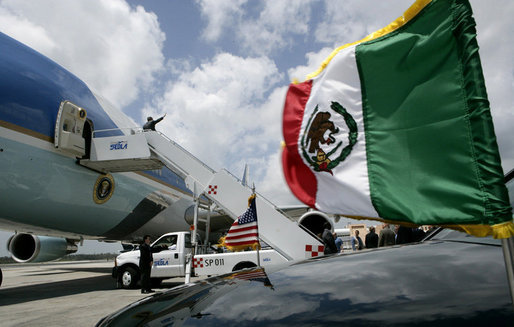 President George W. Bush waves as he prepares to leave Cancun International Airport en route to Texas, Friday, March 31, 2006, following his series of summit meetings with Mexico's President Vicente Fox and Canadian Prime Minister Stephen Harper in Cancun, Mexico, where the three leaders talked about the issues of trade, border security and immigration. White House photo by Eric Draper