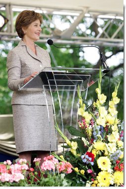 Mrs. Laura Bush addresses the 2006 graduating class during the commencement ceremonies at Vanderbilt University in Nashville, Tenn., Thursday, May 11, 2006.  White House photo by Shealah Craighead