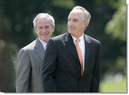 President George W. Bush invites former Idaho Gov. Dirk Kempthorne to the podium, after Kempthorne’s swearing-in ceremony as the new U.S. Secretary of Interior, Wednesday, June 7, 2006 on the South Lawn of the White House in Washington. White House photo by Eric Draper